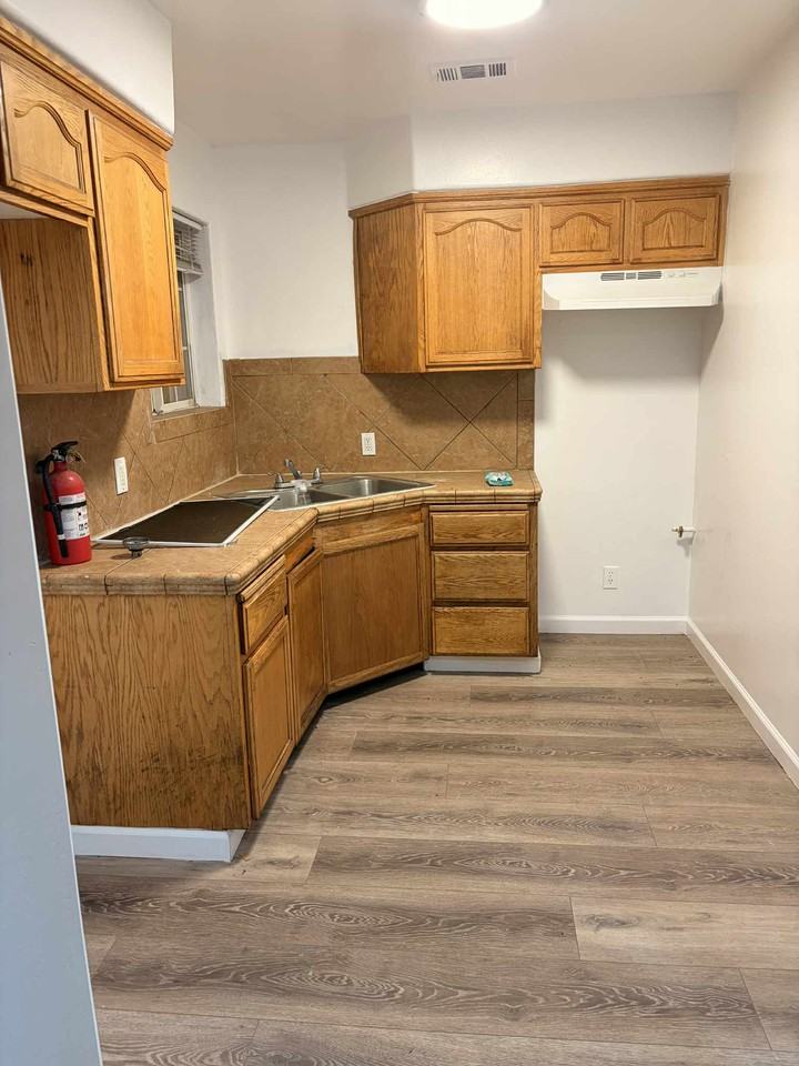 730 S Haley St #B - Photo 5 of 10