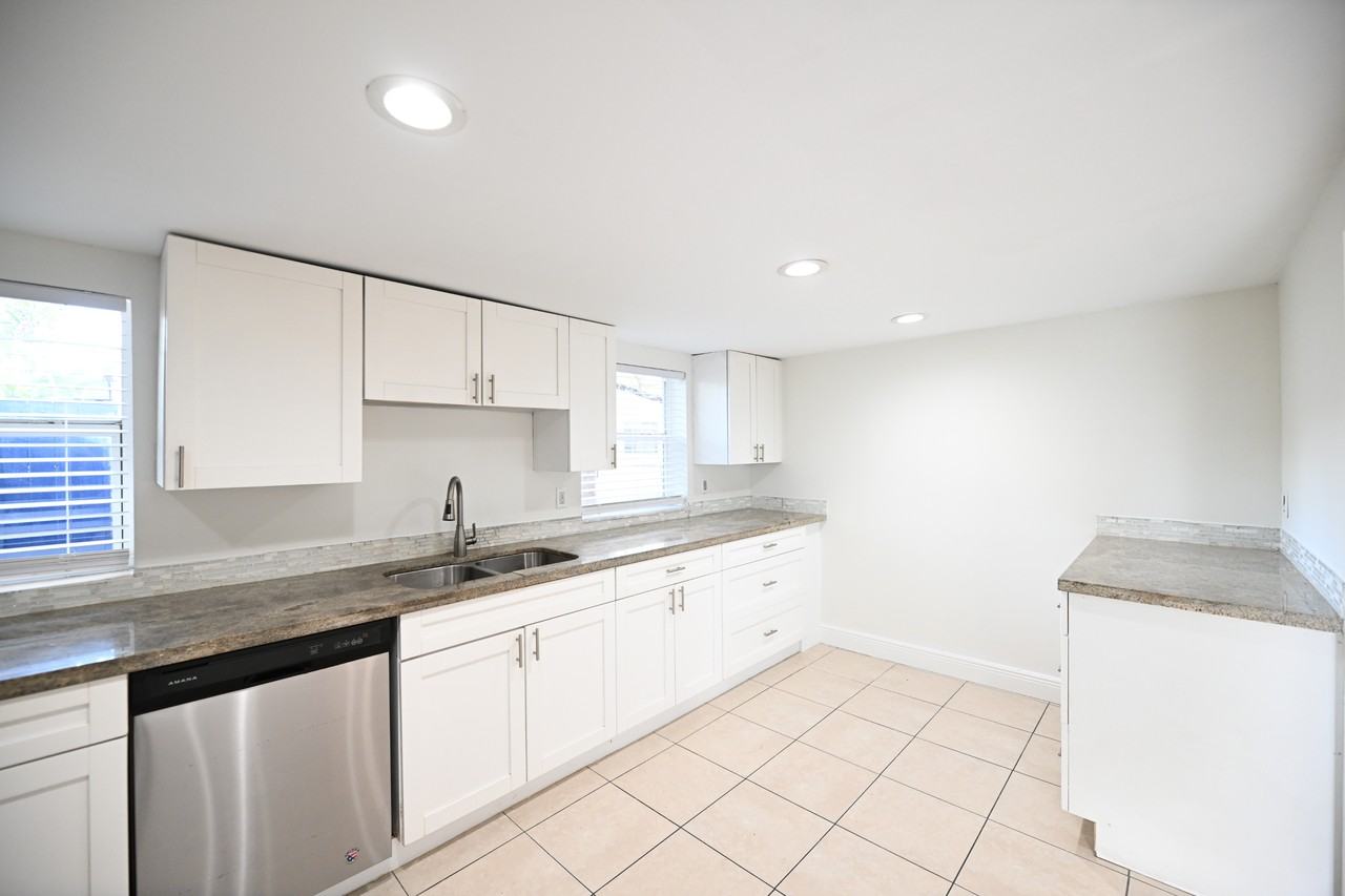 2507 N 66th Ave - Photo 3 of 18