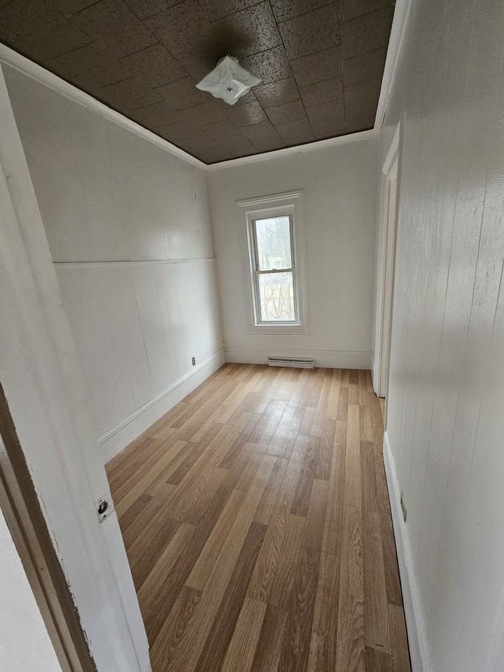 402 Oak St - Photo 2 of 3