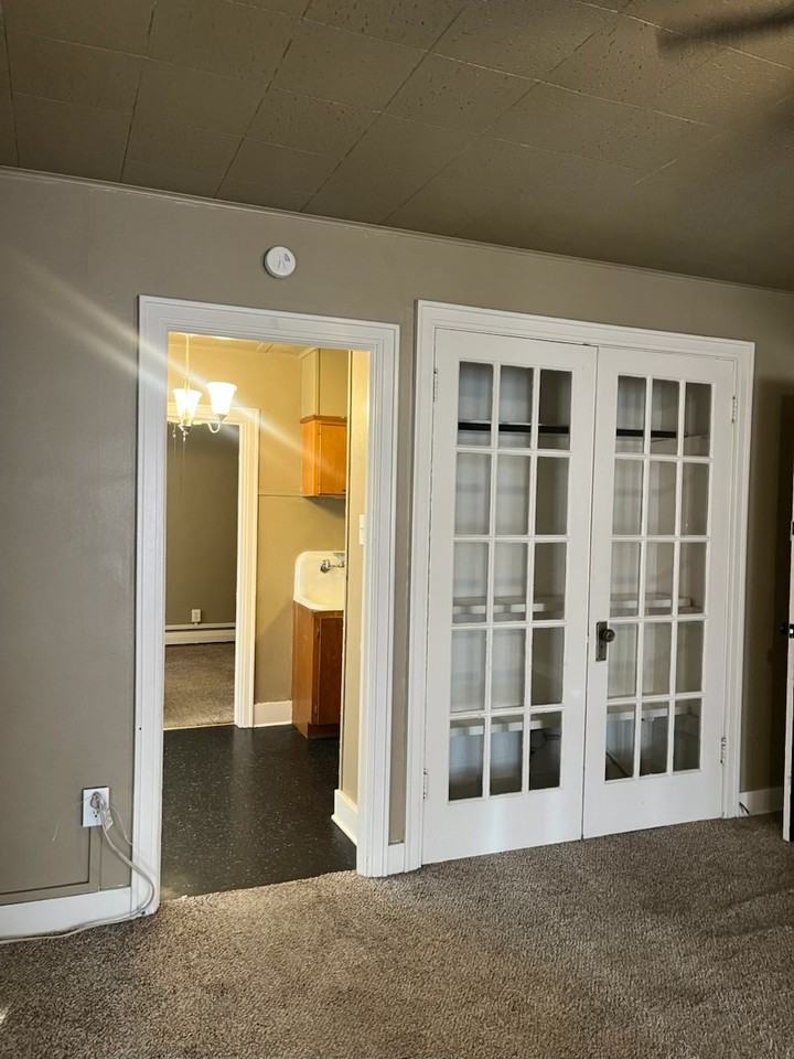 915 Southwest Tyler Street - Photo 3 of 8