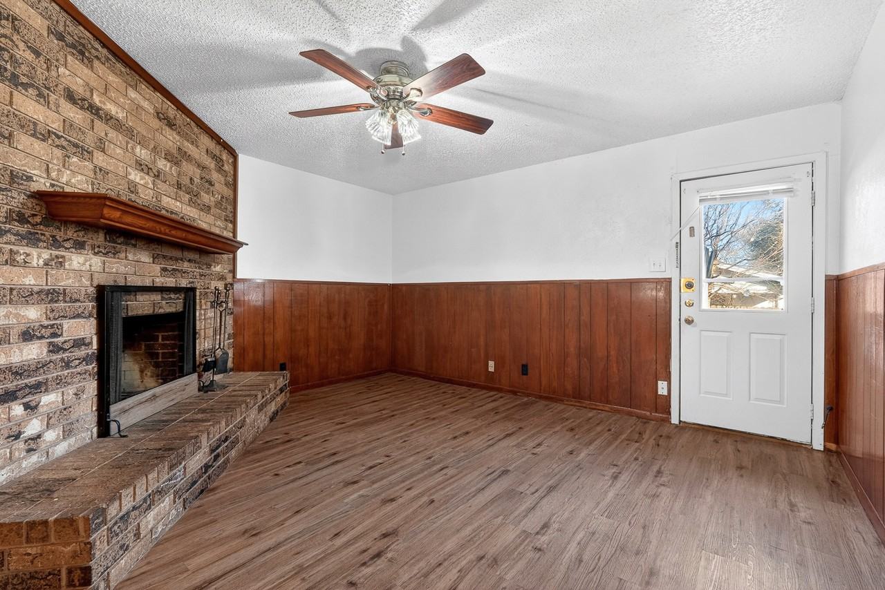 911 Yorktown Drive - Photo 2 of 20