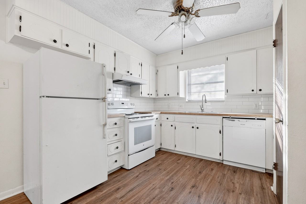 911 Yorktown Drive - Photo 3 of 20