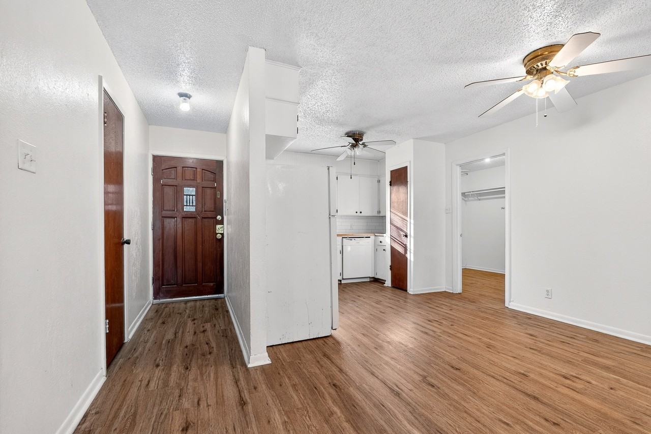 911 Yorktown Drive - Photo 4 of 20