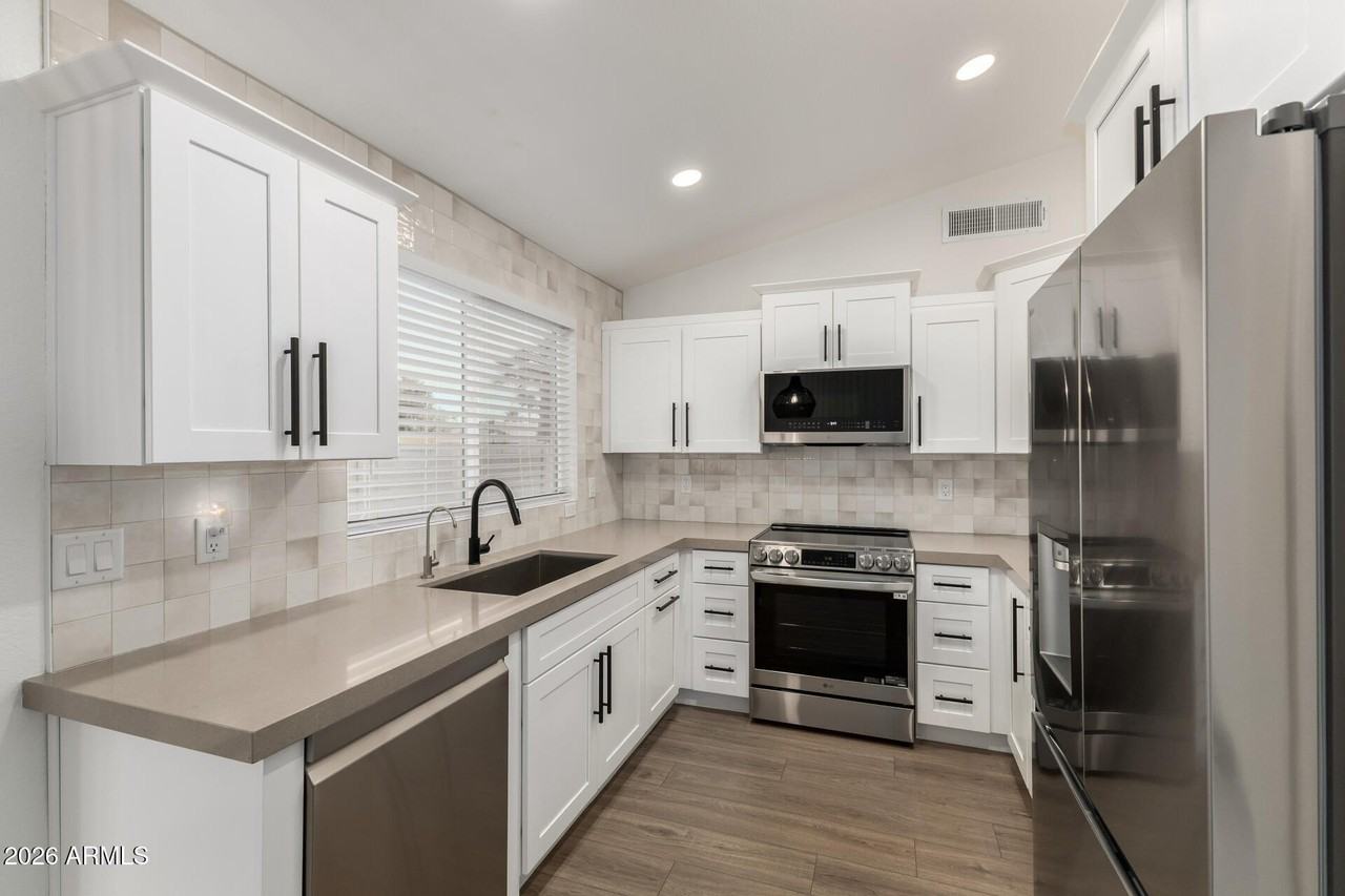 705 S Monterey St - Photo 2 of 20