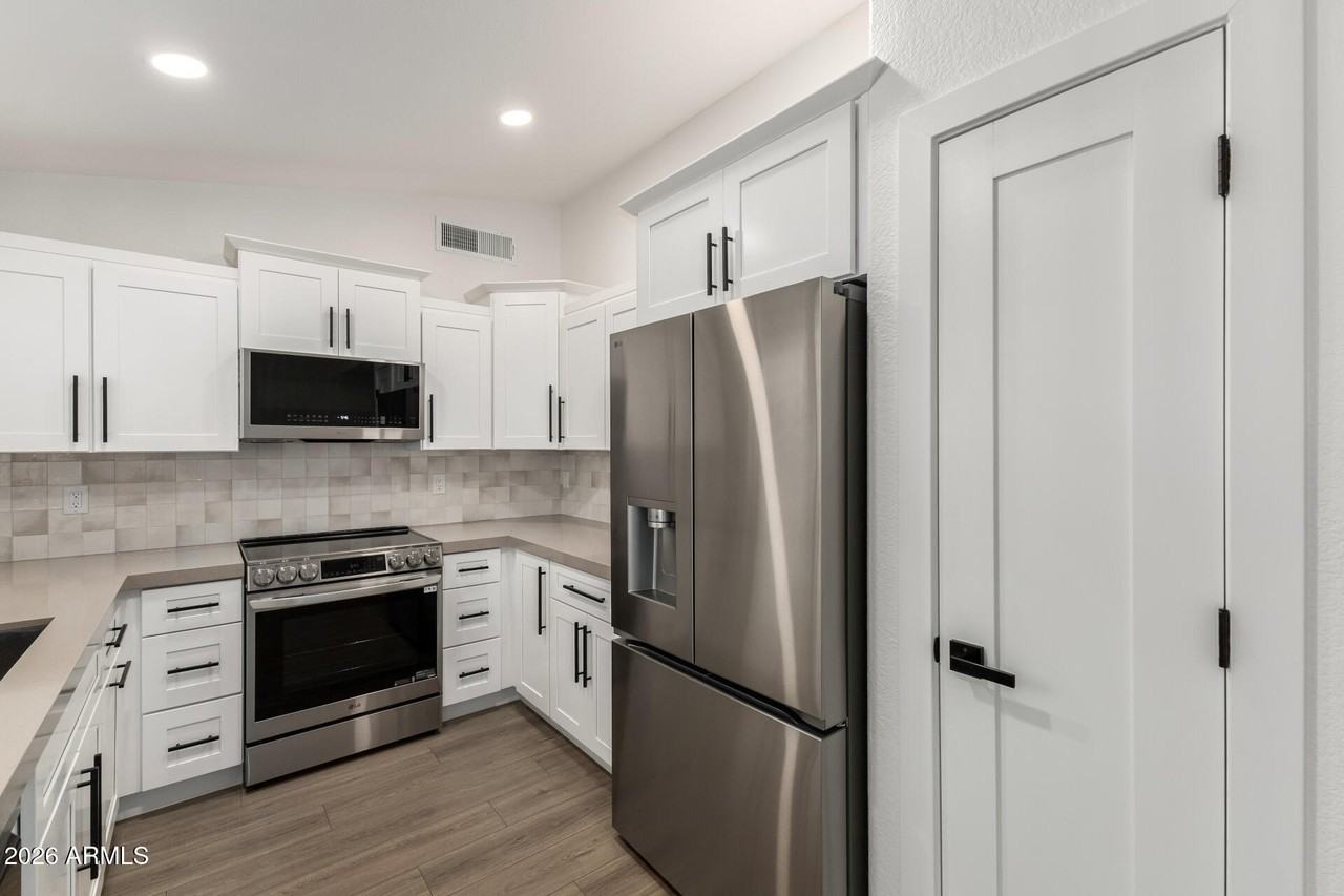 705 S Monterey St - Photo 3 of 20