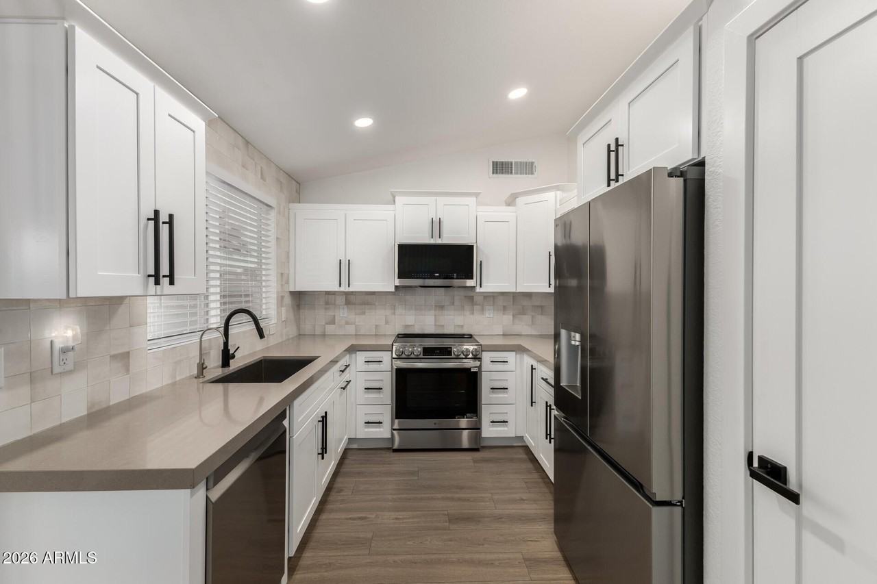 705 S Monterey St - Photo 4 of 20