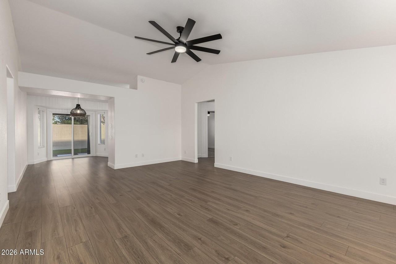 705 S Monterey St - Photo 5 of 20