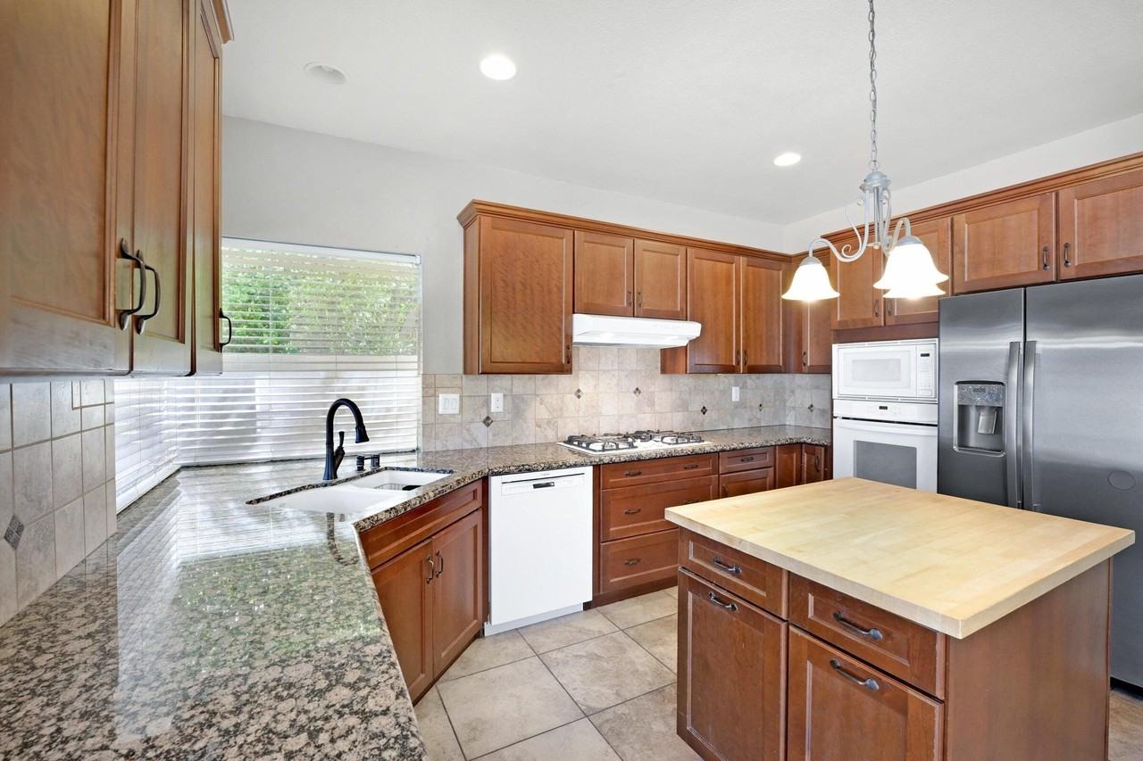 40180 Eastwood Ln - Photo 2 of 21