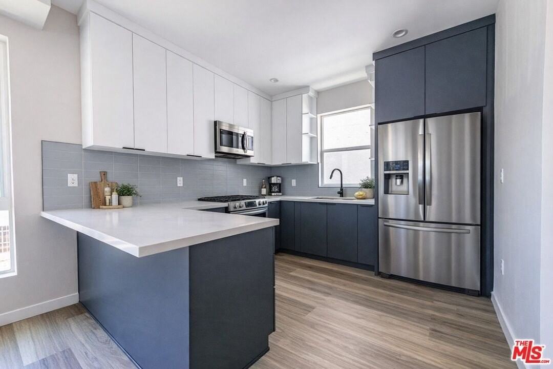 6700 Balboa Blvd Unit 2 - Photo 2 of 30