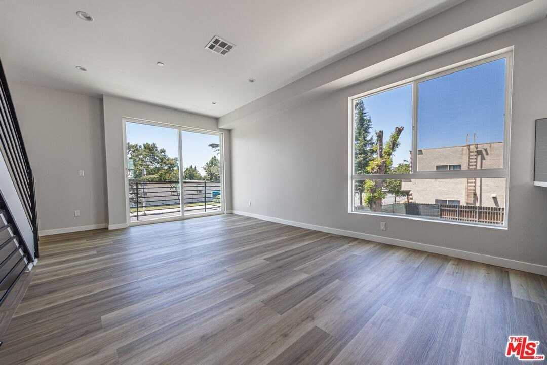 6700 Balboa Blvd Unit 2 - Photo 5 of 30