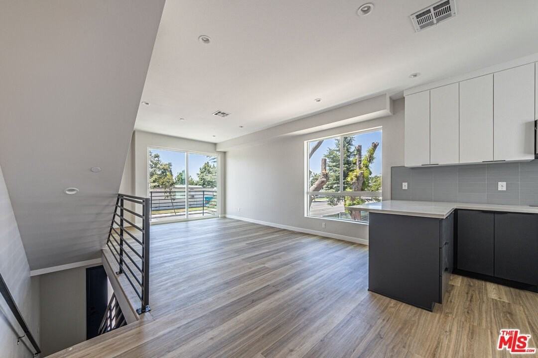 6700 Balboa Blvd Unit 2 - Photo 6 of 30