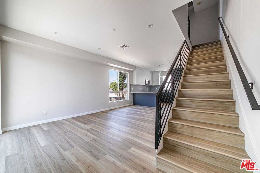 6700 Balboa Blvd Unit 2 - Photo 7 of 30