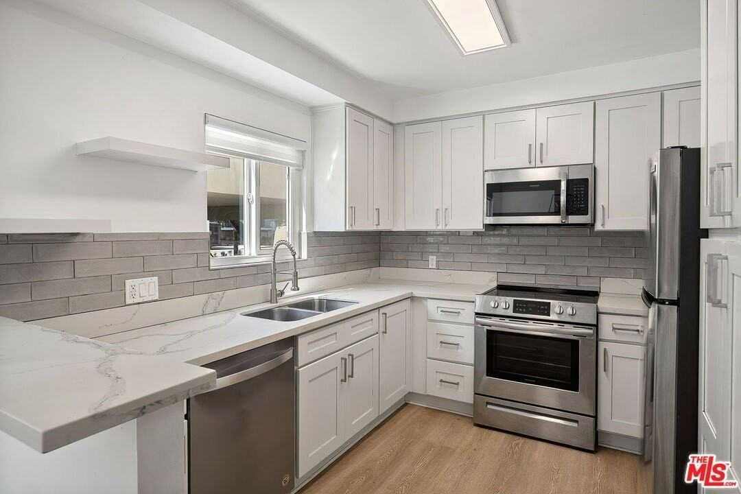 1208 California Ave Apt B - Photo 5 of 13