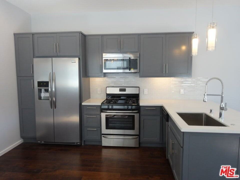 809 N West Knoll Dr - Photo 2 of 10