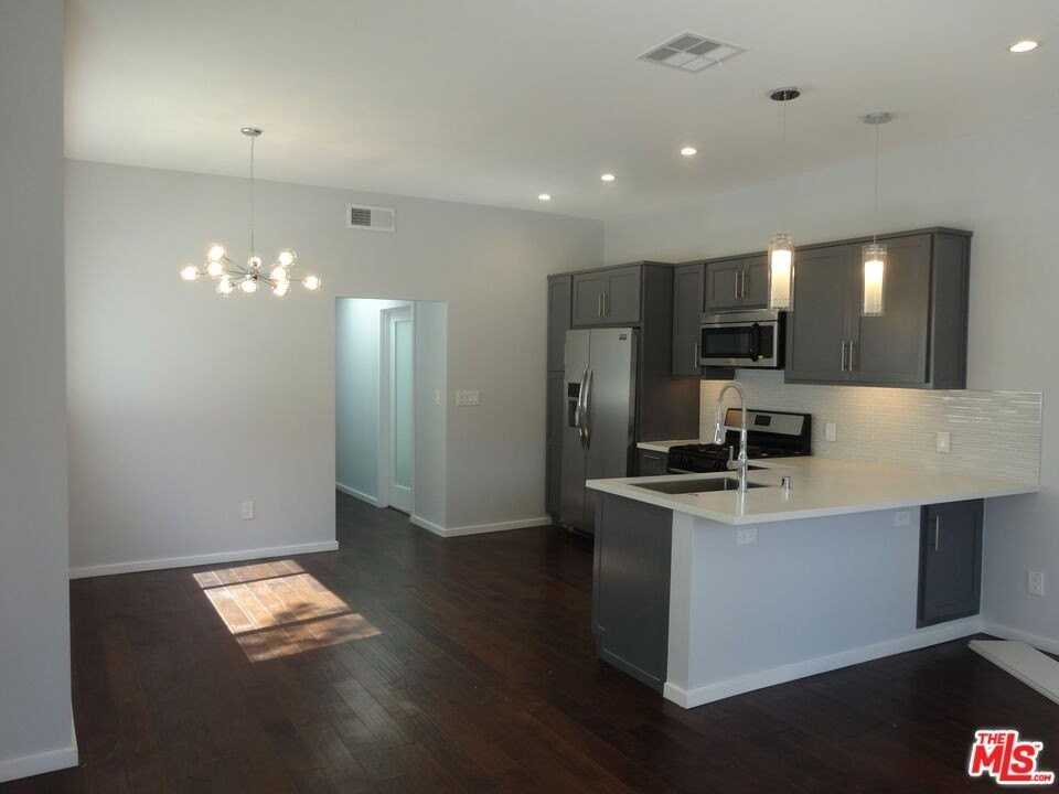 809 N West Knoll Dr - Photo 3 of 10