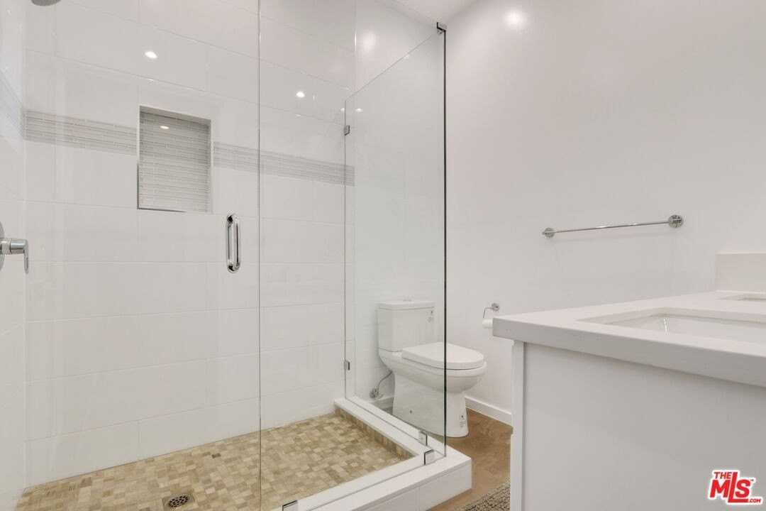 809 N West Knoll Dr - Photo 5 of 10