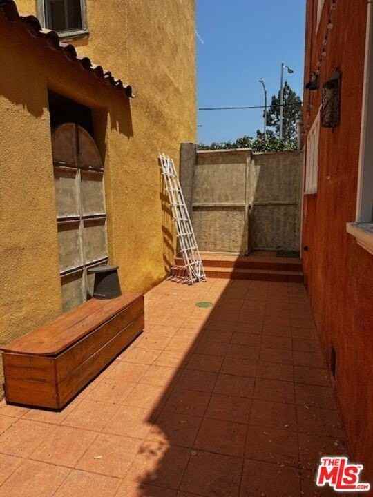 2044 2046 N Highland Ave - Photo 3 of 20