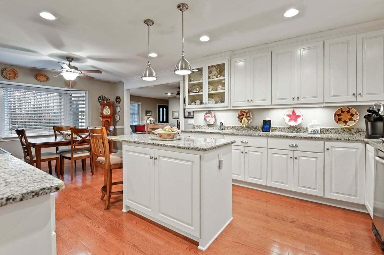 302 Summerset Ln - Photo 3 of 11