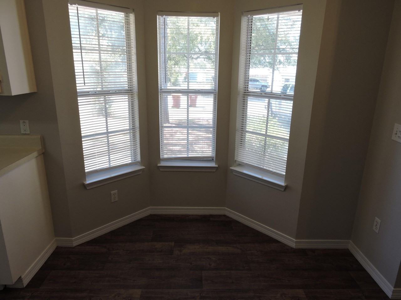 265 Lindberg St - Photo 4 of 17