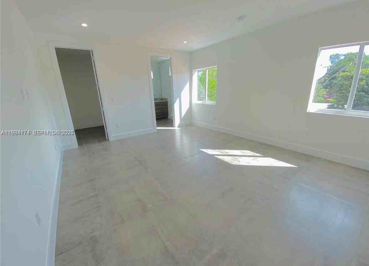 3653 Sw 25th St - Photo 4 of 8