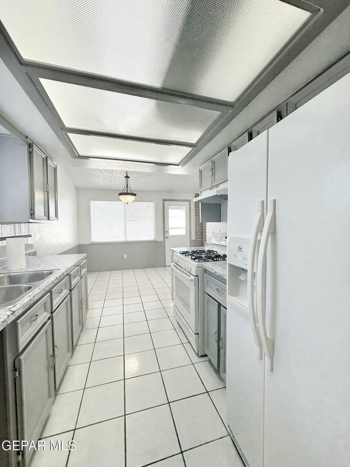 3425 E Glen Dr - Photo 4 of 17