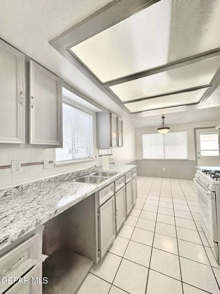 3425 E Glen Dr - Photo 6 of 17