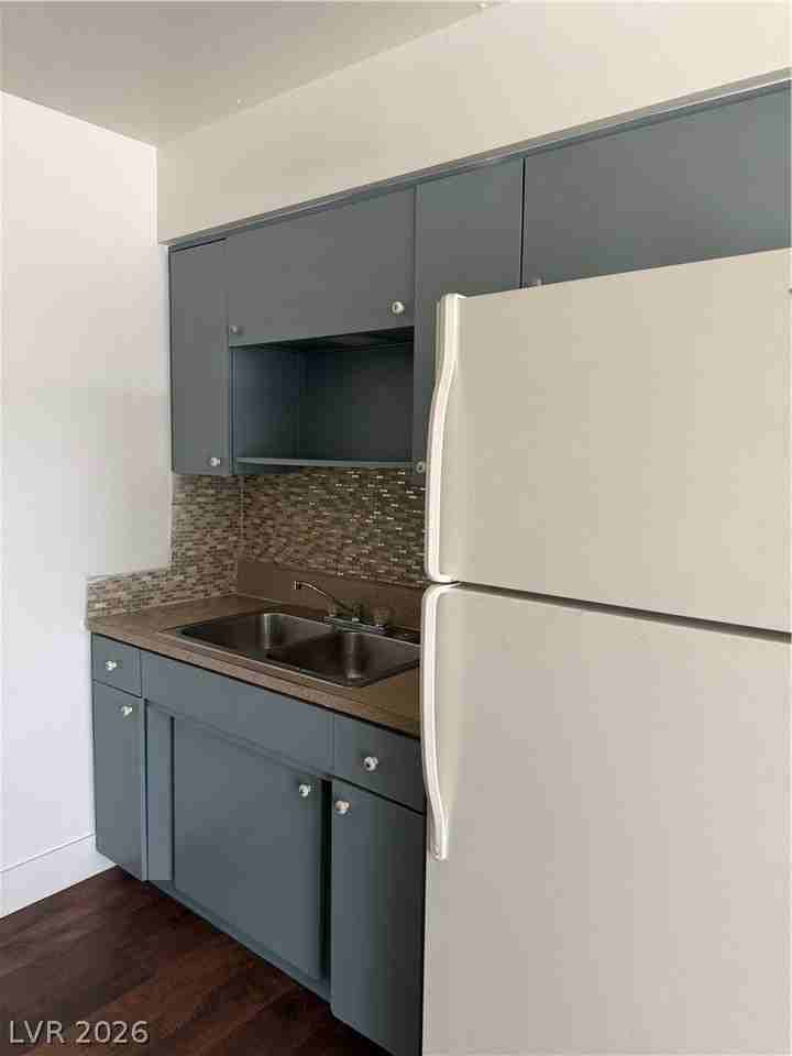 1402 E Desert Inn Rd #4 - Photo 4 of 27