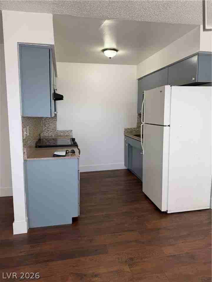 1402 E Desert Inn Rd #4 - Photo 5 of 27