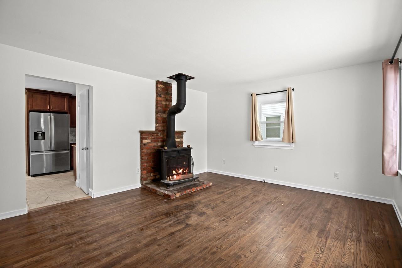 4521 Thorncroft Ave - Photo 4 of 40