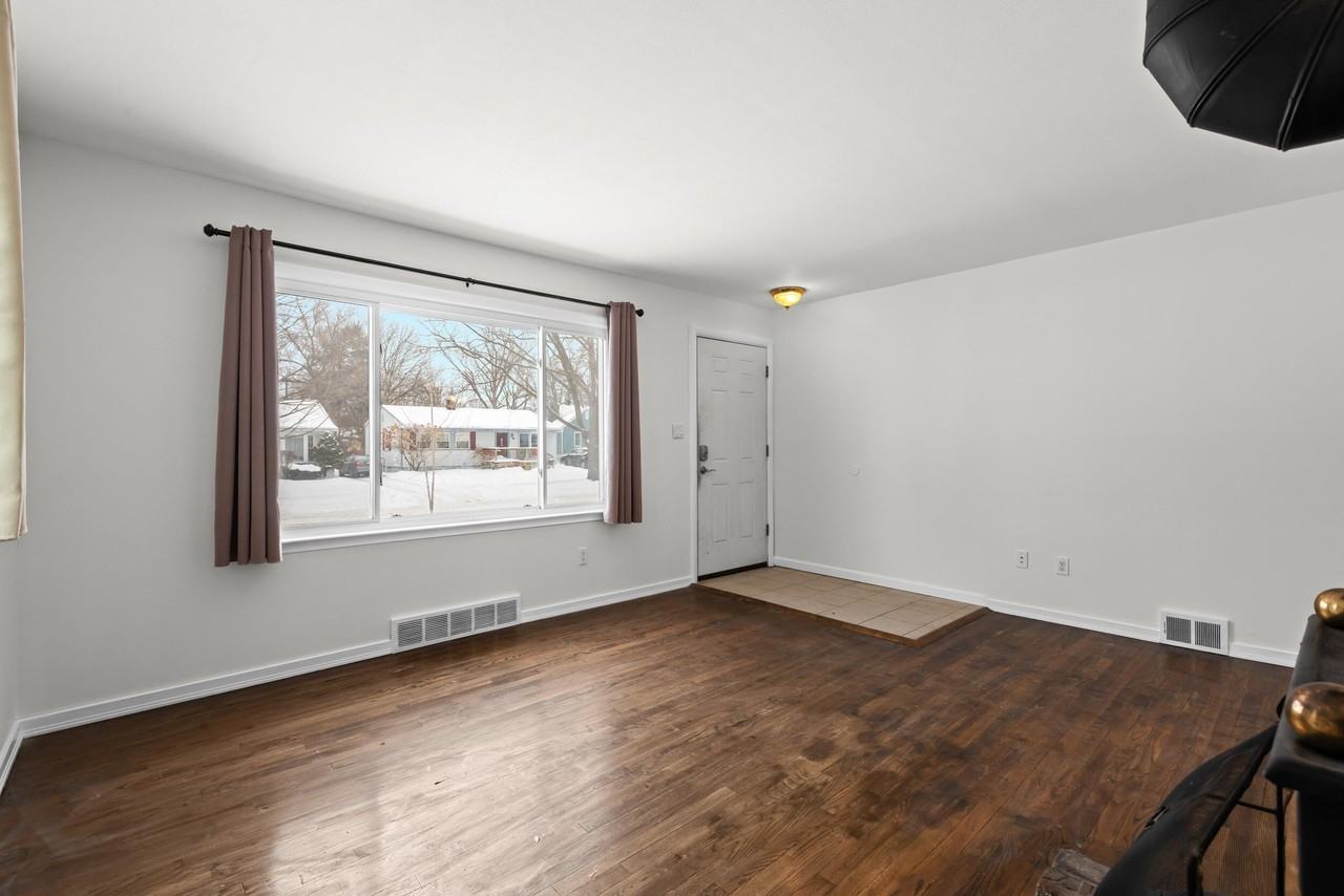 4521 Thorncroft Ave - Photo 6 of 40