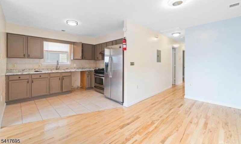 309 Court St - Photo 4 of 11