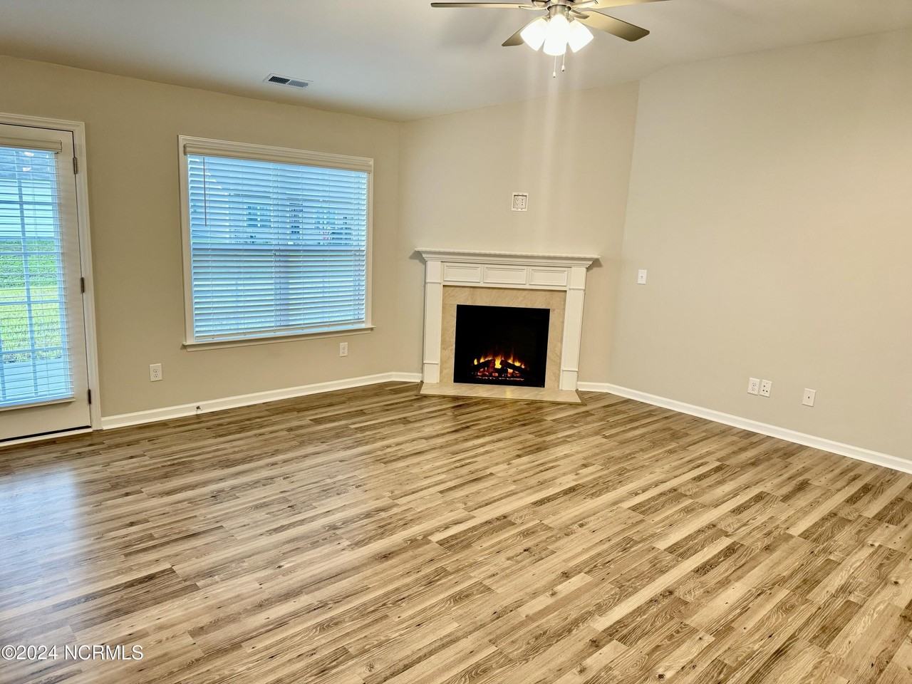 720 Oleander Dr - Photo 3 of 19