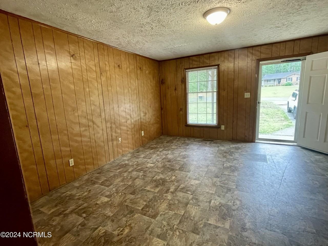 132 Deerfield Rd - Photo 4 of 7