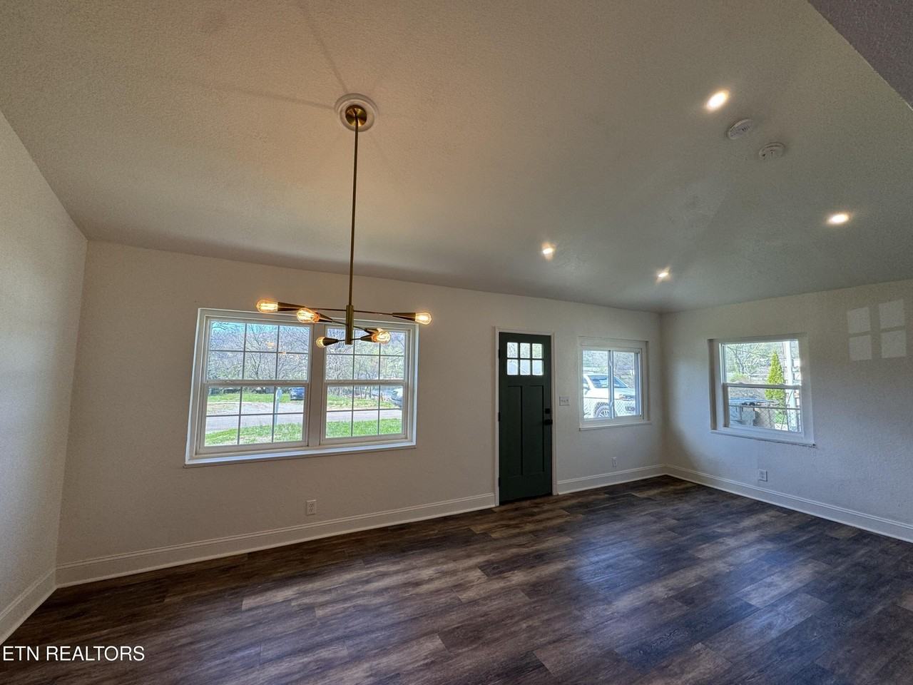 1712 Vada Cir - Photo 3 of 32