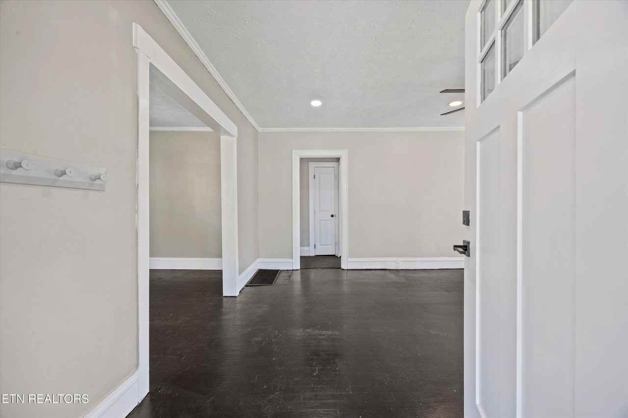 3034 E 5th Ave - Photo 3 of 31