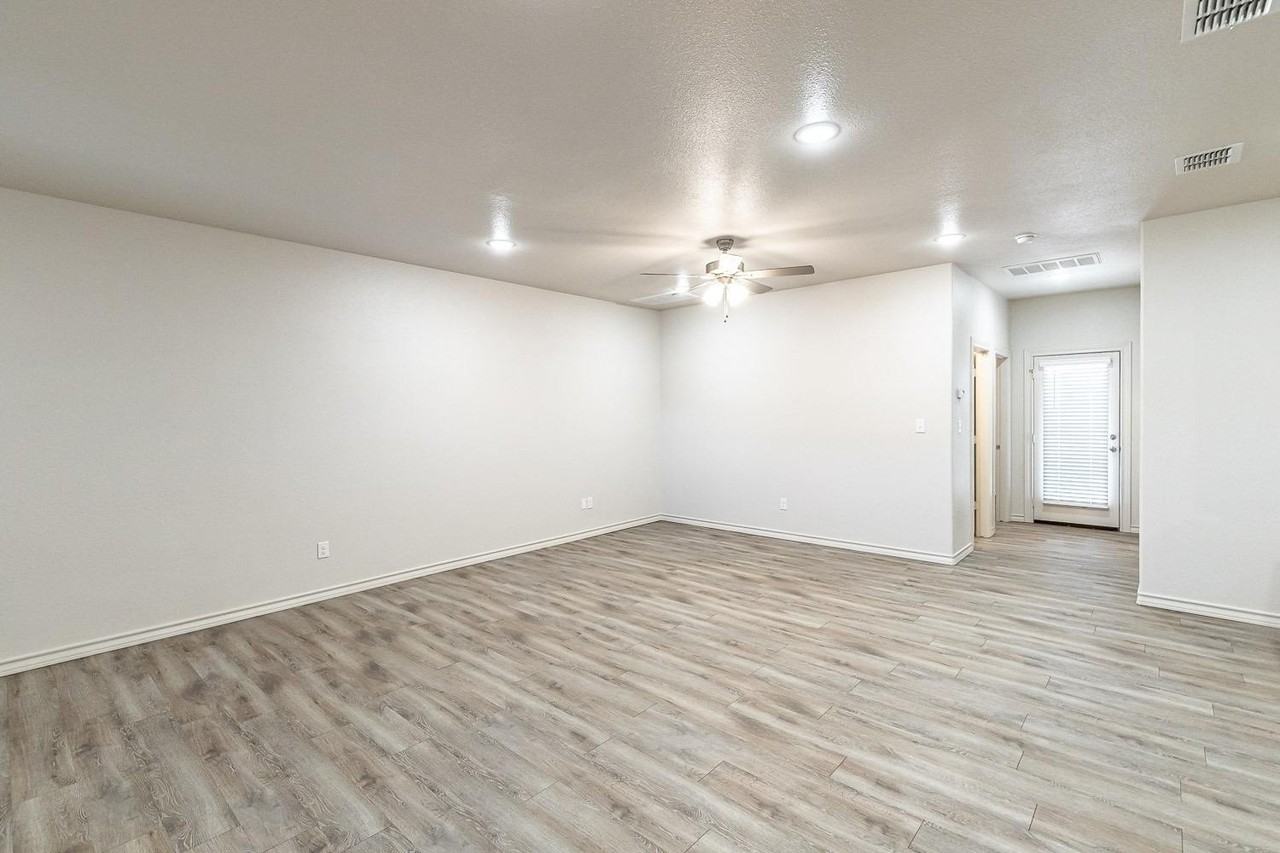 5507 Kemper St - Photo 4 of 20