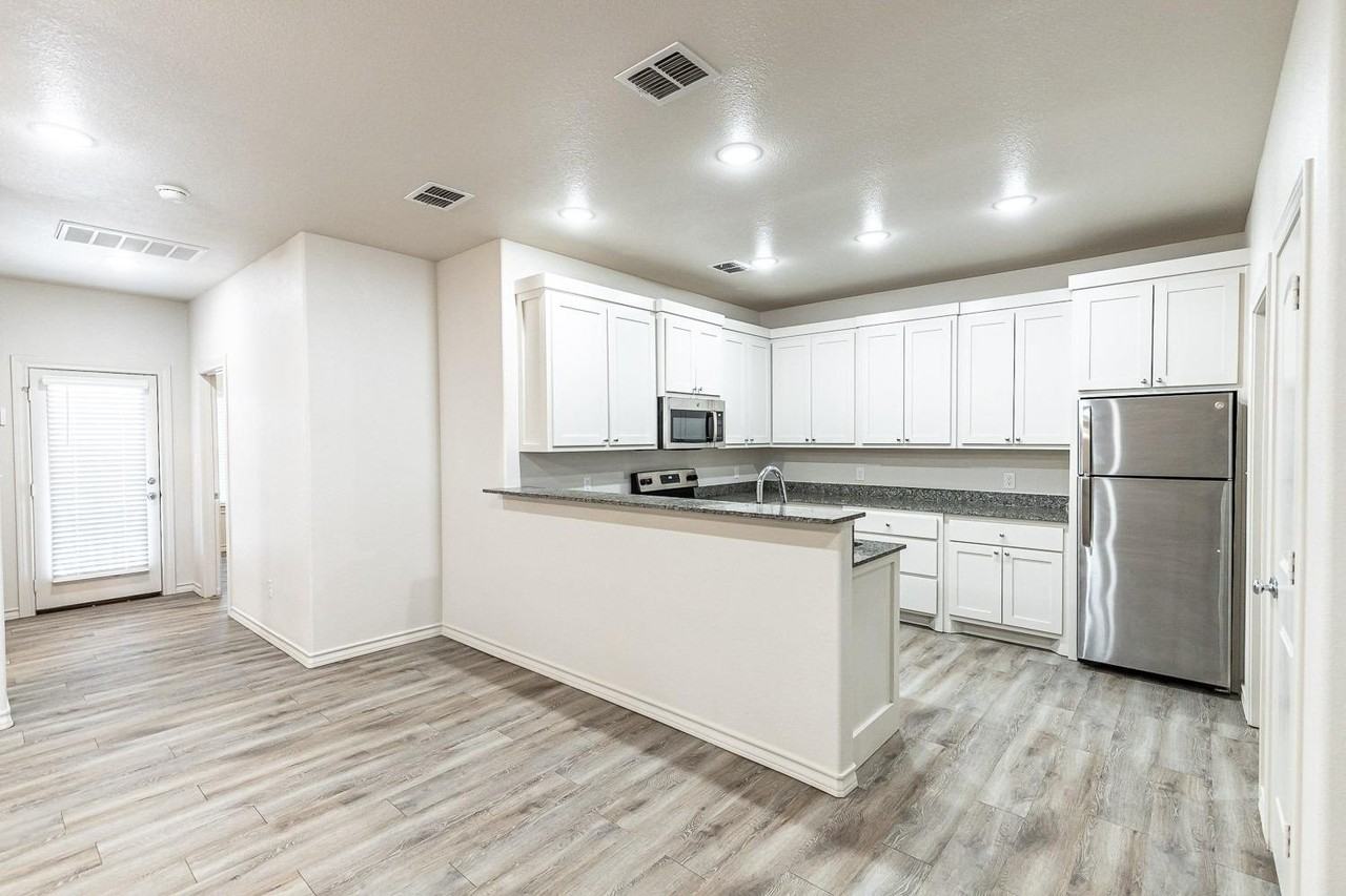 5507 Kemper St - Photo 6 of 20