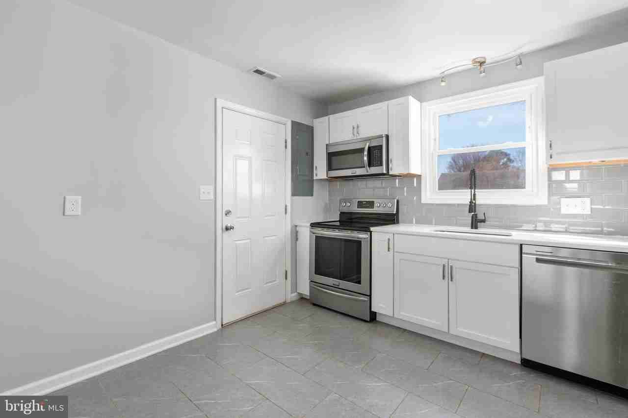 1503 Dixon St - Photo 4 of 44