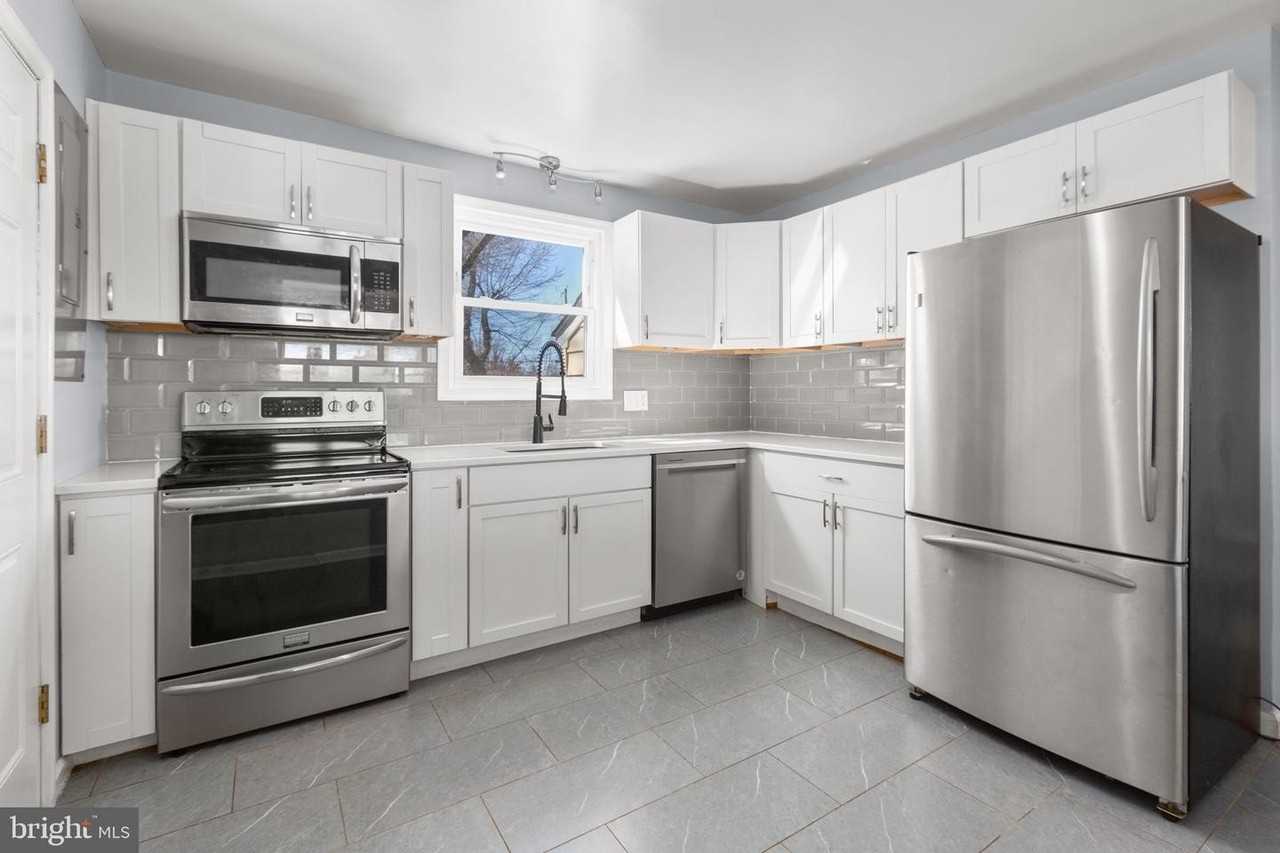 1503 Dixon St - Photo 5 of 44