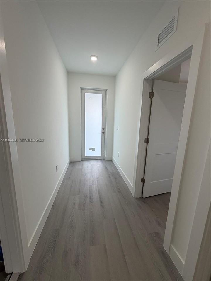 723 Ivan Ave S #723 - Photo 3 of 30