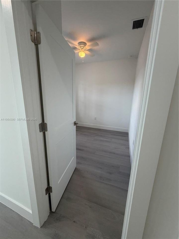 723 Ivan Ave S #723 - Photo 4 of 30