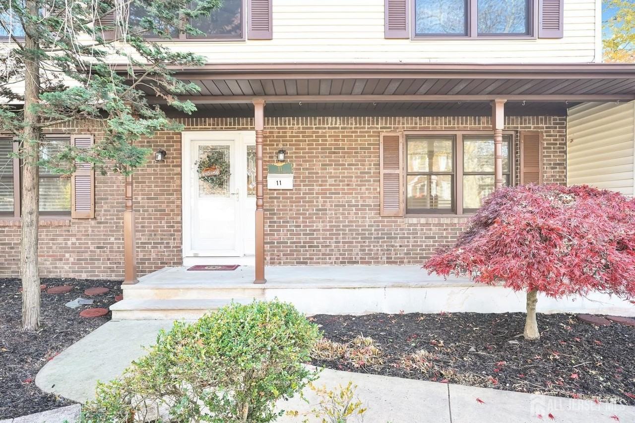 11 Lenox St - Photo 7 of 33