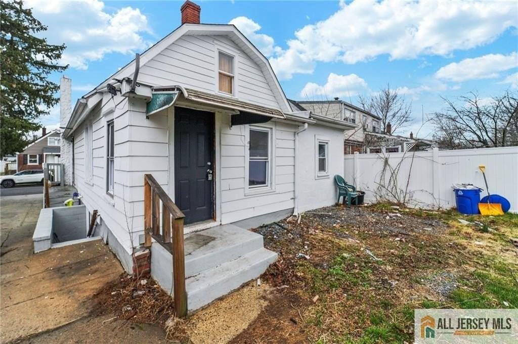 56 Caroline Ave - Photo 3 of 15