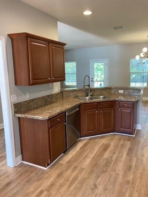 7 Roxanne Pl - Photo 5 of 30