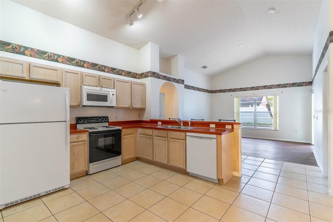 663 Eagle Pointe S - Photo 3 of 21