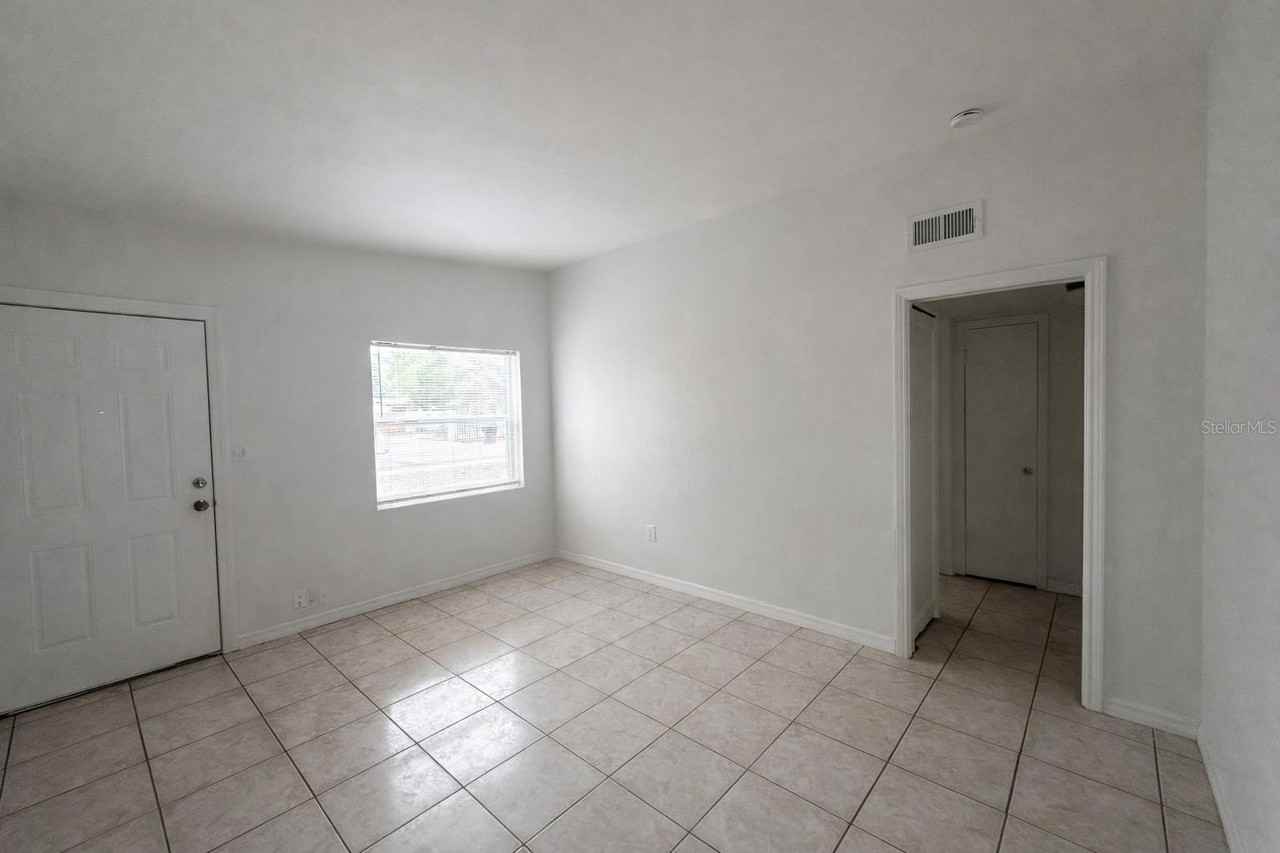 1624 Queensway Rd - Photo 2 of 12