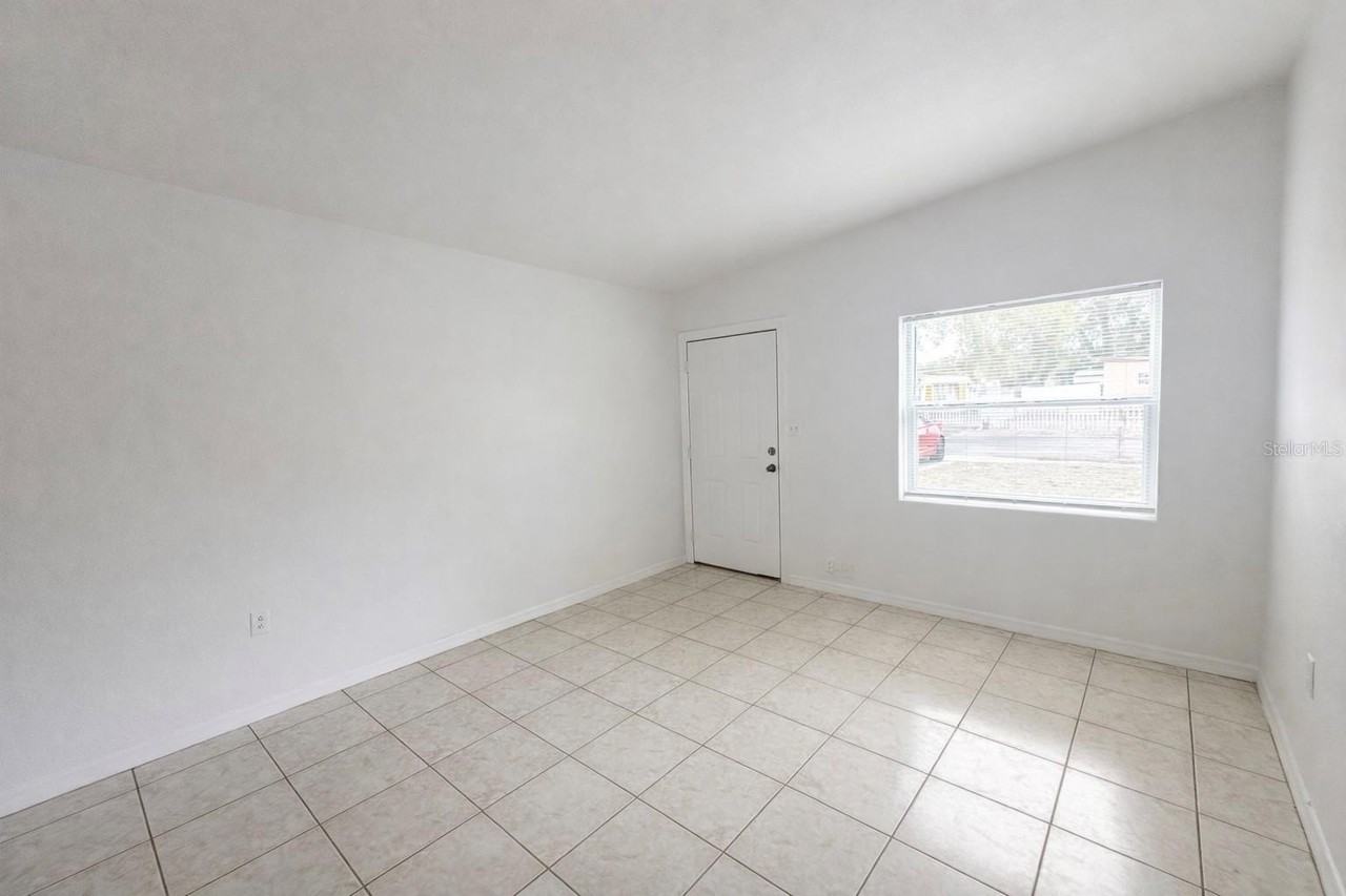 1624 Queensway Rd - Photo 3 of 12