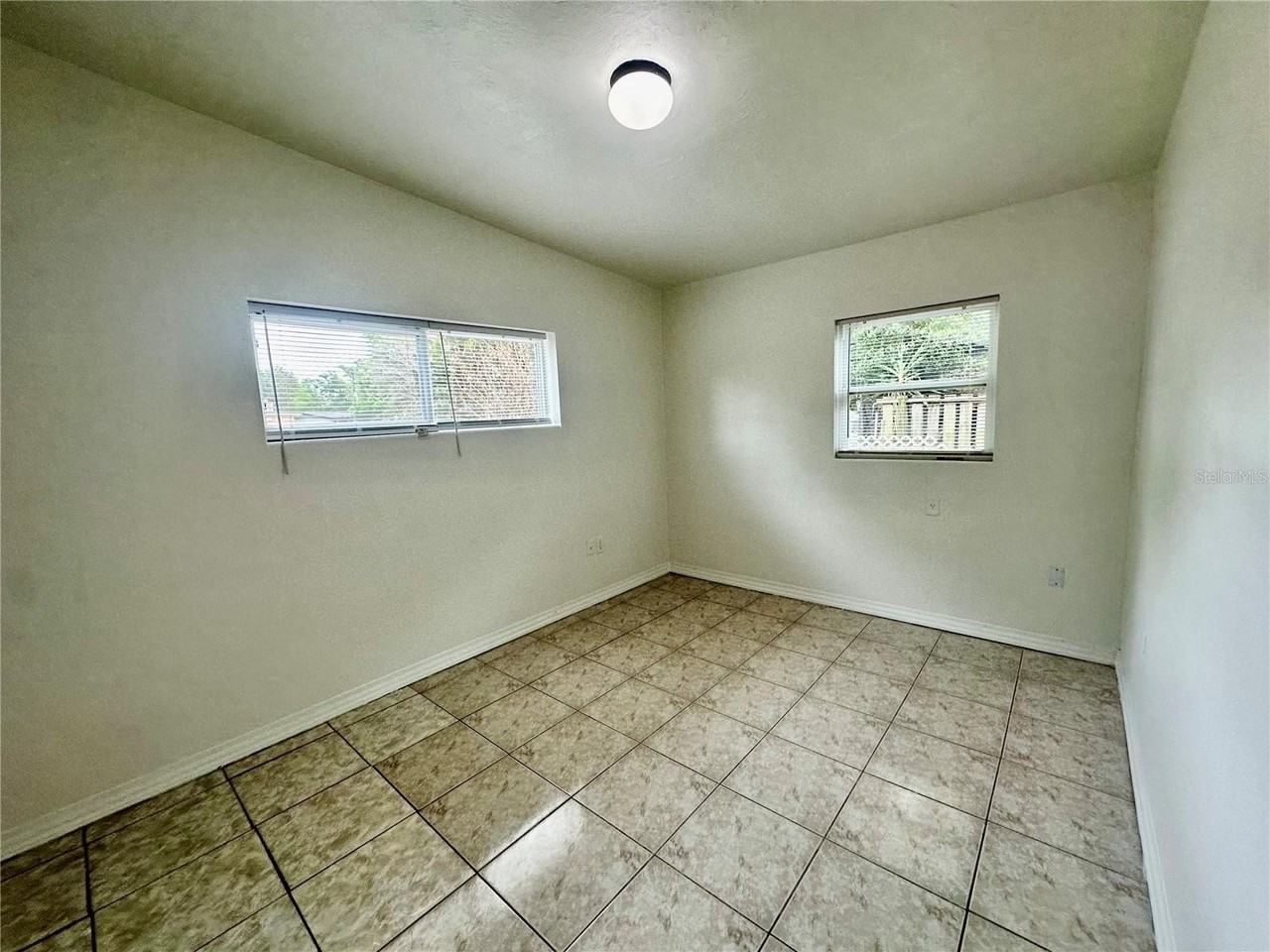 1624 Queensway Rd - Photo 7 of 12