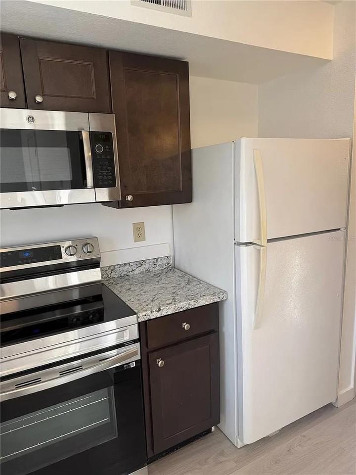 13905 Village Terrace Dr - Photo 5 of 22