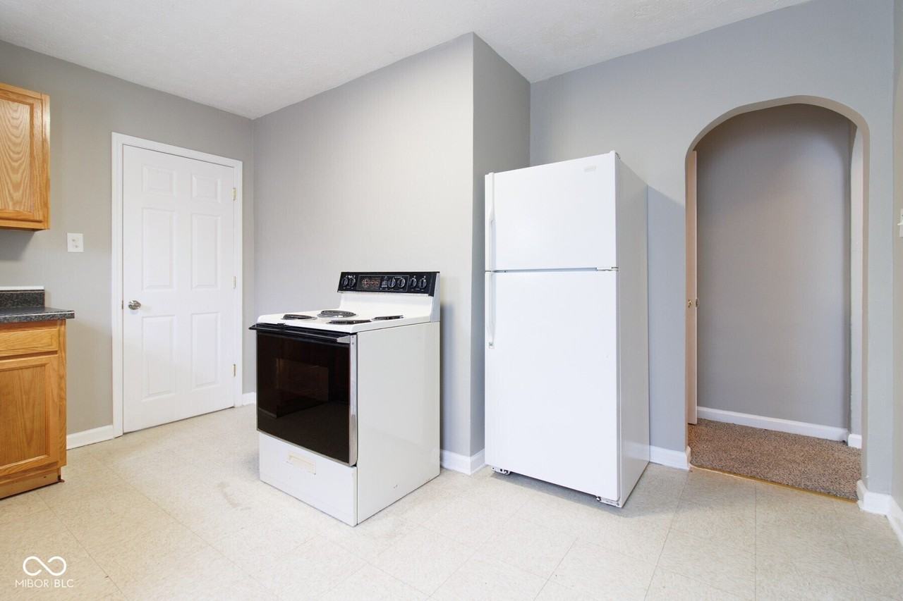 61 S 3rd Ave - Photo 4 of 14